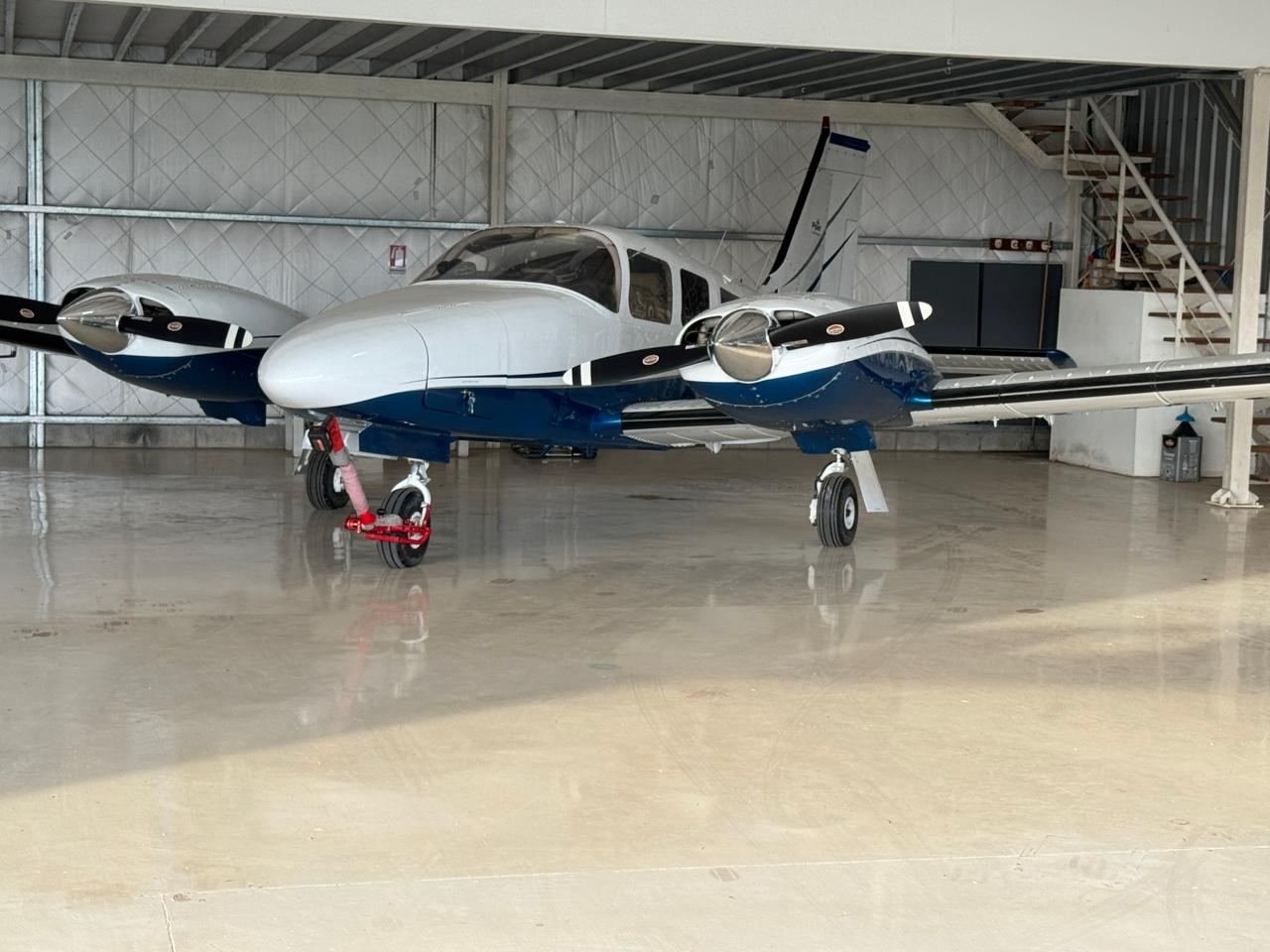 Piper Seneca II en hangar