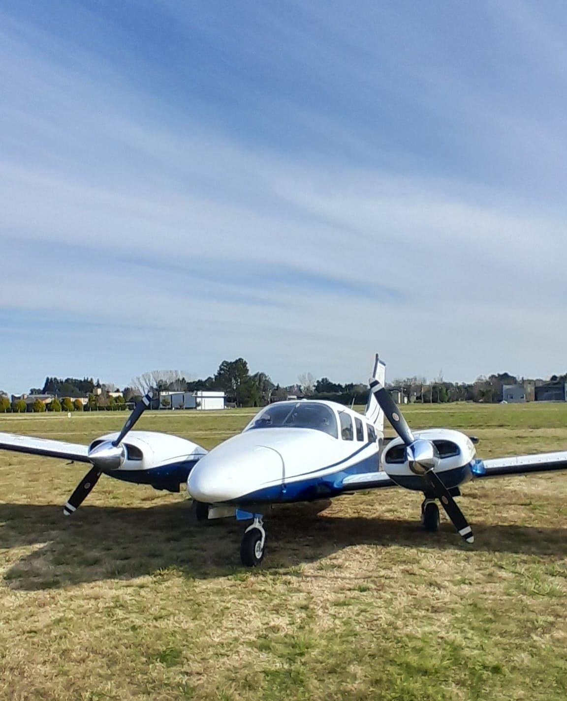 Piper Seneca II con cielo de fondo